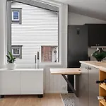 Дом отдыха Stylish Townhouse - Cozy Winter Garden & Fireplace *