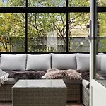 Stylish Townhouse - Cozy Winter Garden & Fireplace Дом отдыха