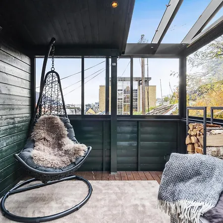 Дом отдыха Stylish Townhouse - Cozy Winter Garden & Fireplace