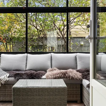 Stylish Townhouse - Cozy Winter Garden & Fireplace بيت للعطل