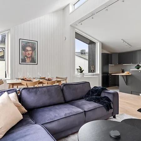 Stylish Townhouse - Cozy Winter Garden & Fireplace