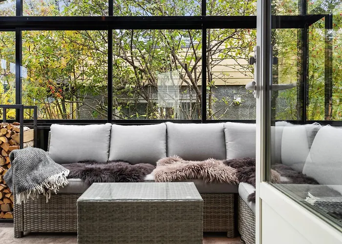 Cozy House House In Centre بيت للعطل